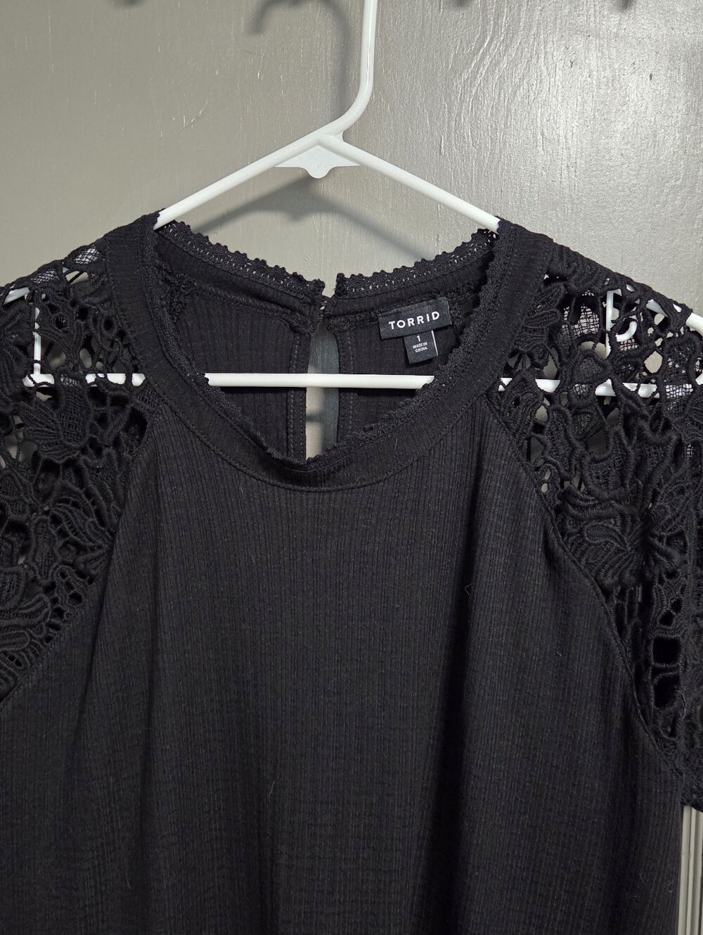 Torrid Lace Raglan Top Size 1 - Picture 3 of 5